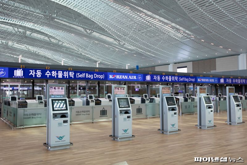 인천국제공항 제2여객터미널 대한항공 '셀프 백드롭' 서비스 카운터 전경. 대한항공 제공