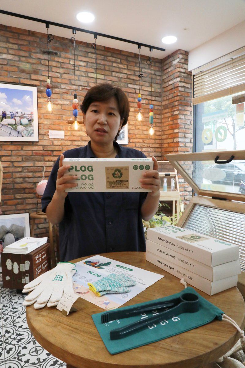 이경미 지구별가게 대표가 플라스틱 병뚜껑으로 만든 플로깅용 집게 세트를 설명하고 있다