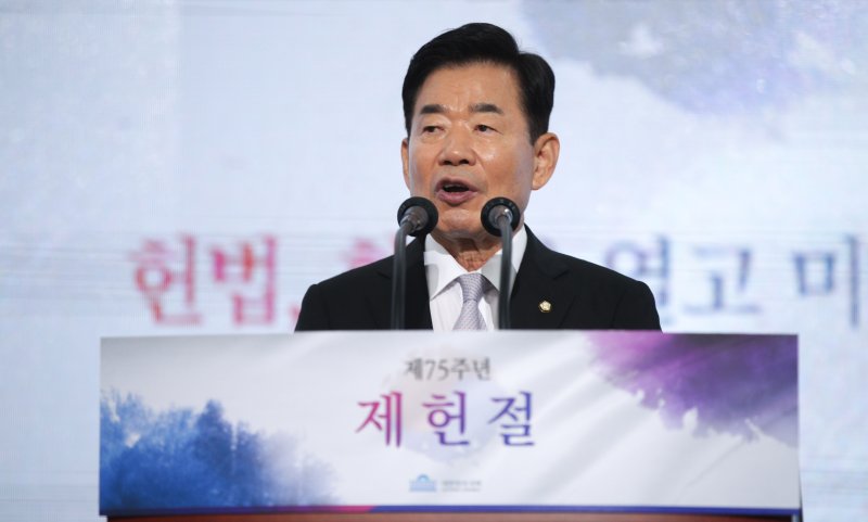 김진표 "대통령 4년중임·불체포특권 폐지 총선 때 개헌"