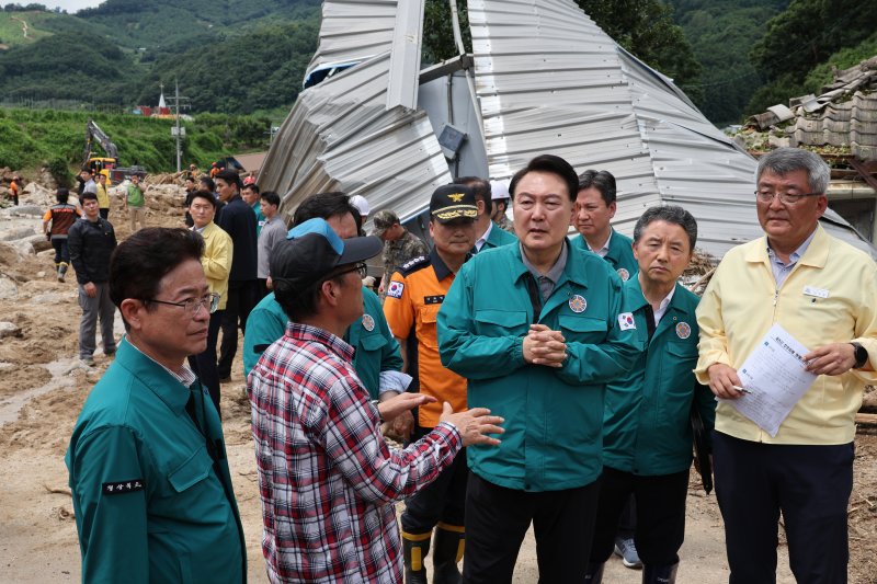 윤석열 대통령이 17일 경북 예천군 산사태 현장을 둘러보며 피해 상황을 점검하고 있다. 대통령실통신사진기자단