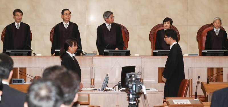 (서울=뉴스1) 허경 기자 = 김명수 대법원장과 대법관들이 17일 서울 서초구 대법원 대법정에서 열린 전원 합의체 선고를 위해 자리에 앉고 있다. 2023.7.17/뉴스1 /사진=뉴스1화상
