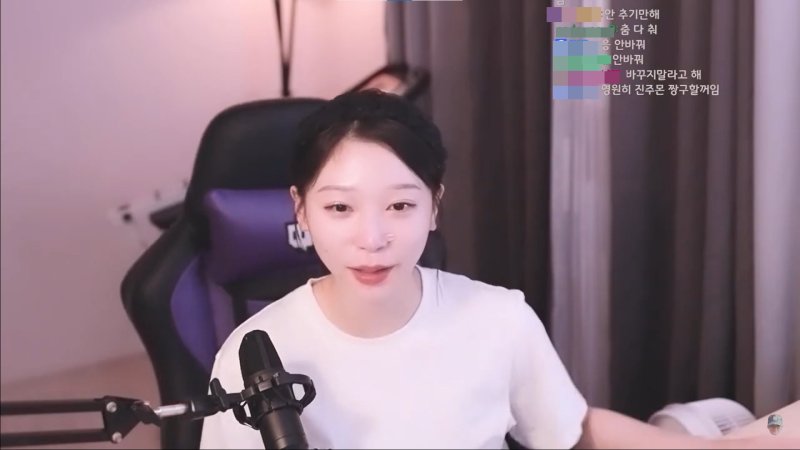 [서울=뉴시스]지난 14일 스트리머 겸 유튜버 진주몬(26·본명 송진주)은 자신의 트위치 채널을 통해 전문 스트리머로서의 마지막 생방송을 진행했다. (사진=유튜브 '풀주몬' 캡처) 2023.07.17 photo@newsis.com *재판매 및 DB 금지