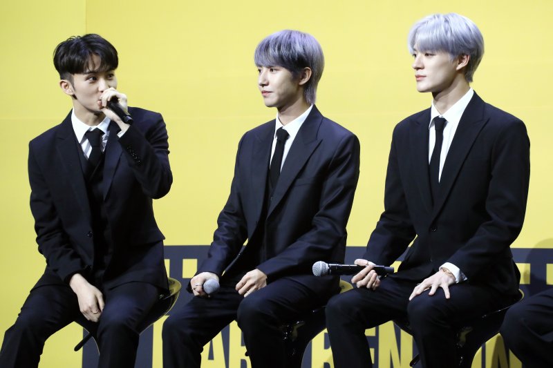 [서울=뉴시스] 박진희 기자 = NCT DREAM(엔시티 드림) 멤버 마크(왼쪽부터), 런쥔, 제노가 17일 서울 송파구 롯데호텔월드에서 정규 3집 'ISTJ' 발매 기념 기자간담회에 앞서 기념촬영을 하고 있다. 2023.07.17. pak7130@newsis.com