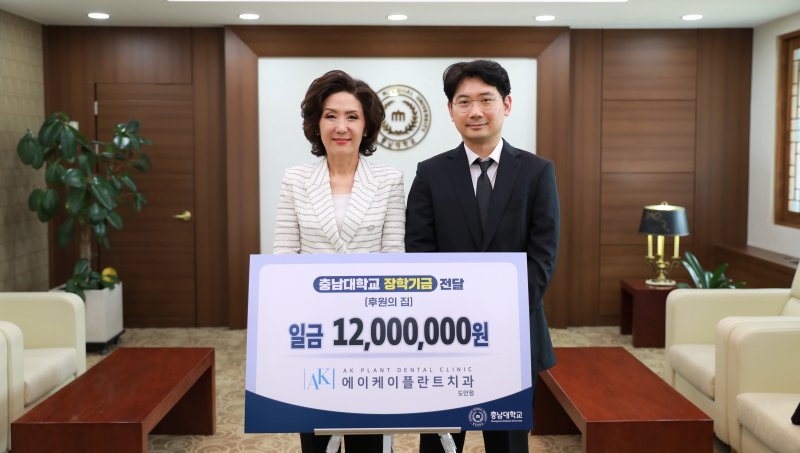 왼쪽부터 이영진 원장과 이진숙 총장 *재판매 및 DB 금지