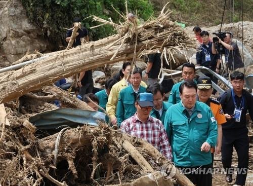 처참한 산사태 피해지역 살피는 윤석열 대통령 [진성철 기자]
