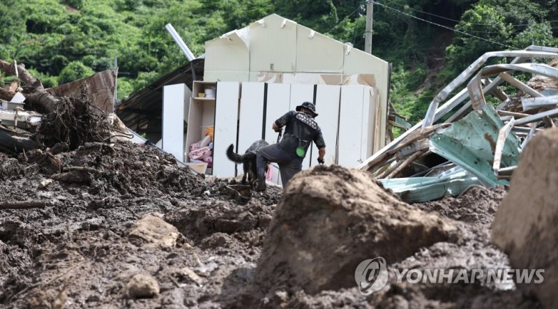 지난 17일 오후 경북 예천군 효자면 산사태 피해 현장에서 실종자 수색 및 복구 작업이 펼쳐지고 있다.