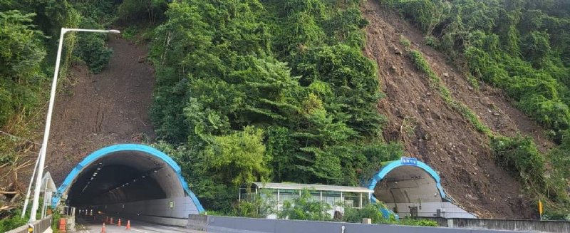 충북 보은군 국도 19호선 봉계터널 인근 산사태 모습. (독자 제공) /뉴스1