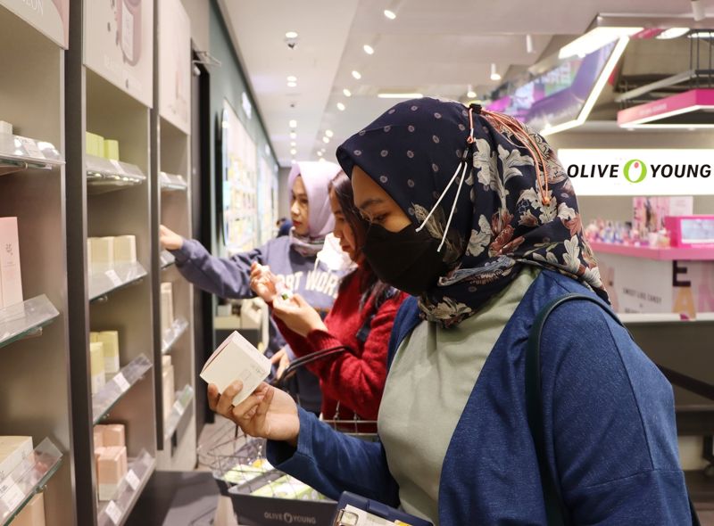 올리브영 명동 플래그십 매장을 찾은 외국인 관광객들이 국내 뷰티 브랜드 '조선미녀'의 제품을 살펴보고 있다. 올리브영 제공.