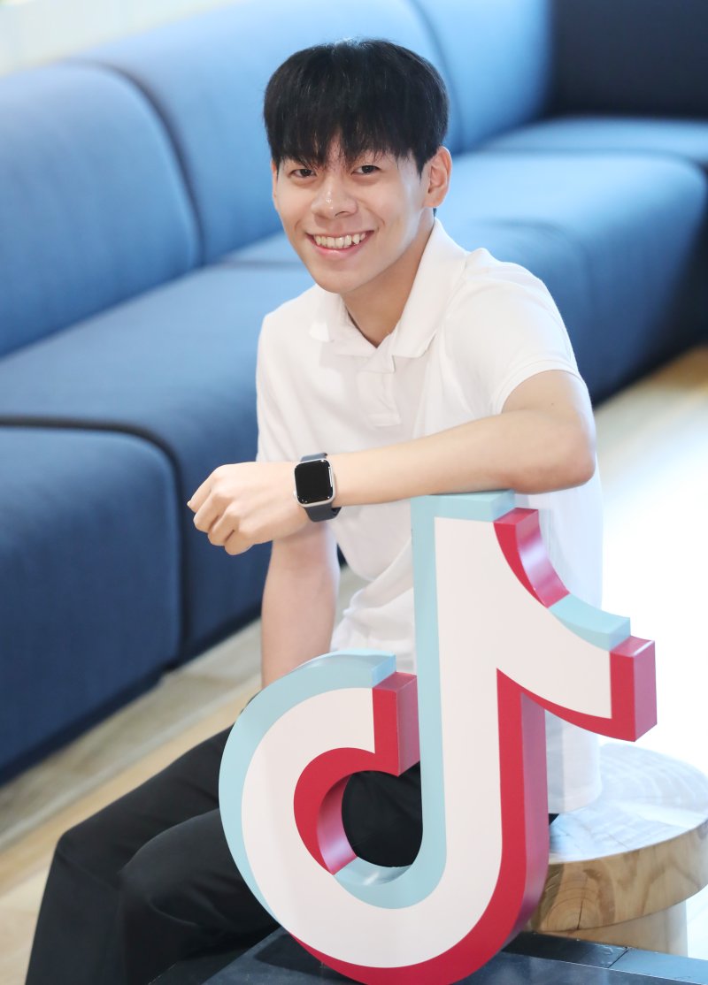 [서울=뉴시스] 조수정 기자 = 틱톡커 주한띠가 10일 서울 강남구 틱톡코리아에서 뉴시스와 인터뷰에 앞서 포즈를 취하고 있다. 2023.07.18. chocrystal@newsis.com