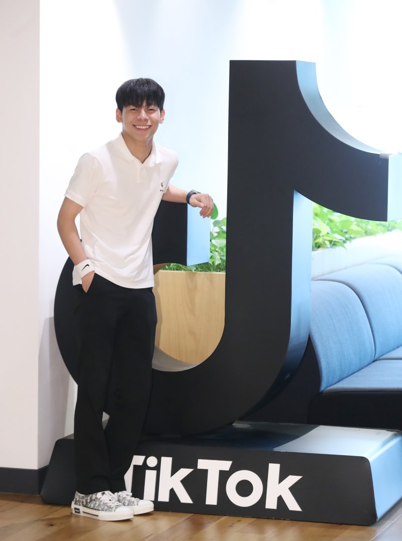 [서울=뉴시스] 조수정 기자 = 틱톡커 주한띠가 10일 서울 강남구 틱톡코리아에서 뉴시스와 인터뷰에 앞서 포즈를 취하고 있다. 2023.07.18. chocrystal@newsis.com