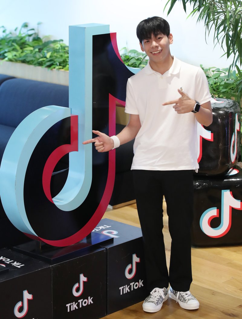 [서울=뉴시스] 조수정 기자 = 틱톡커 주한띠가 10일 서울 강남구 틱톡코리아에서 뉴시스와 인터뷰에 앞서 포즈를 취하고 있다. 2023.07.18. chocrystal@newsis.com