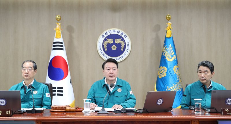 윤석열 대통령이 18일 서울 용산 대통령실 청사에서 열린 국무회의를 주재하고 있다. /사진=뉴시스화상