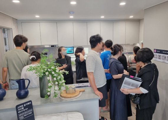 ▲‘e편한세상 원주 프리모원’ 주택전시관을 방문한 수요자들