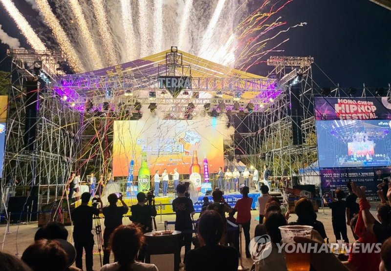 제7회 홍천강 별빛음악 맥주축제가 내달 1일 화려한 막을 올린다. 사진은 지난해 열린 축제 개막행사 때 모습. 연합뉴스