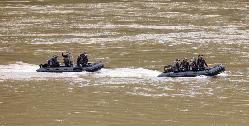 [속보] 軍 예천 수색하던 해병대원 1명 “구조 작업 중, 급류 휩쓸려 실종"