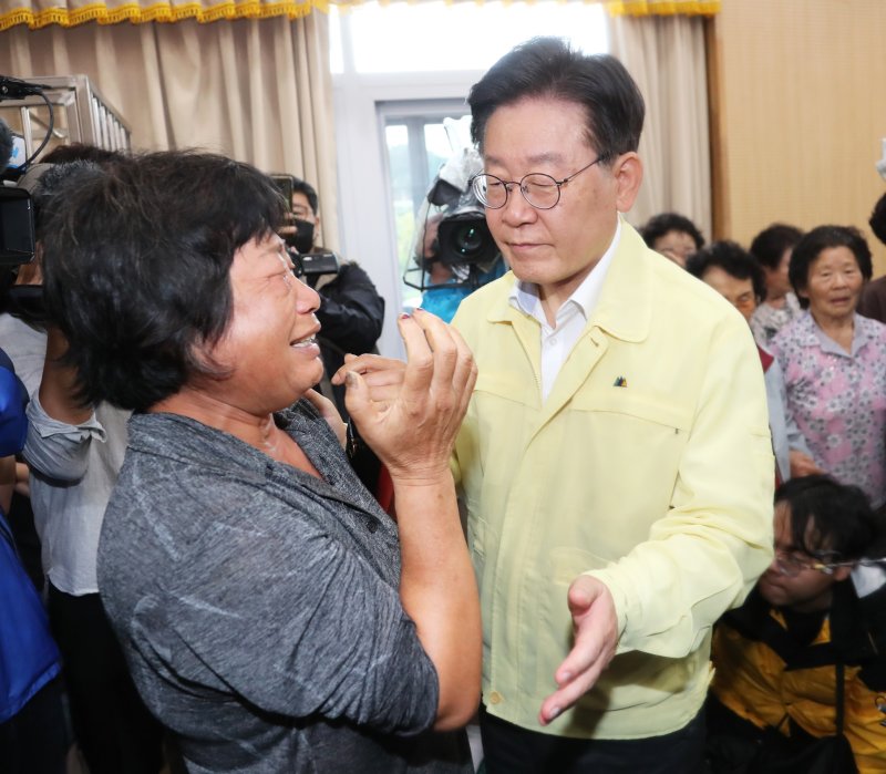 이재명 더불어민주당 대표가 18일 전북 익산시 성북초에 마련된 대표소를 찾아 수재민들을 위로하고 있다. 연합뉴스