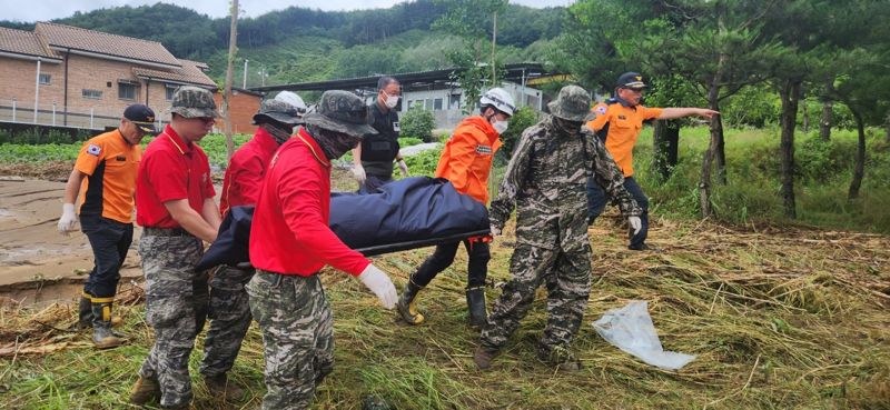 경북소방본부 등에 따르면 18 오전 10시 27분께 예천군 예천읍 한천 일대에서 여성 실종자 시신 1구가 발견됐다.실종자 수색을 지원하던 해병대원들에 의해 발견돼 이송되고 있다.