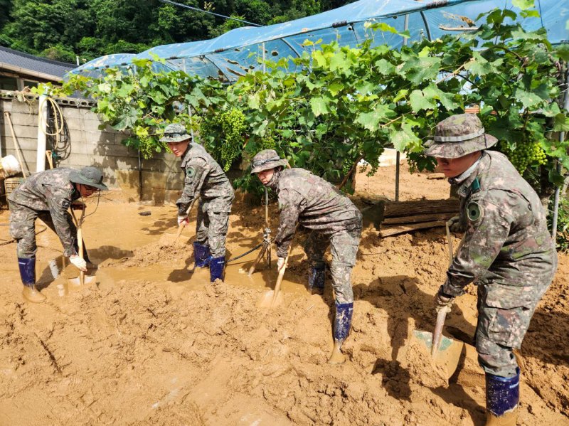 육군 제2신속대응사단 장병들이 영주의 한 주택에서 집중호우로 인해 집안으로 밀려온 토사를 제거하고 있다. 사진=영주시 제공