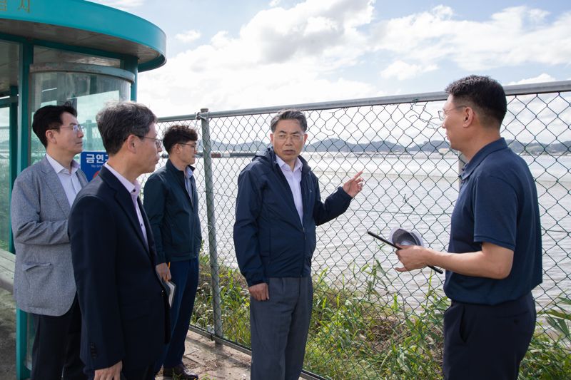 지난 17일 피수침해가 속출한 전북 익산 망산면·용안면 일대를 찾은 LX공사 김정렬 사장(오른쪽 두번째)이 현장 점검을 하고 있다. LX공사 제공