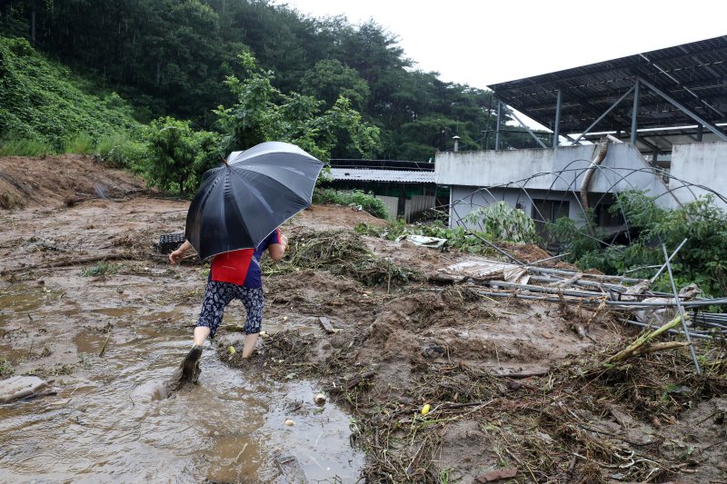18일 경북 예천군 용문면 사부2리에서 한 주민이 흘러내린 토사로 접근이 어려워진 집으로 향하고 있다. 이 마을에서는 지난 15일 새벽 집중호우와 산사태로 2명이 숨졌다. 2023.7.18/뉴스1 ⓒ News1 공정식 기자