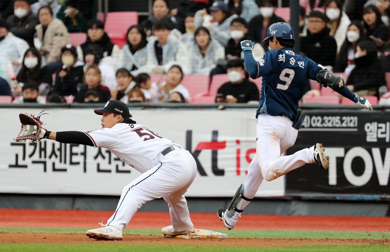 LG 트윈스로 이적한 최승민(오른쪽). /뉴스1 DB ⓒ News1 김진환 기자