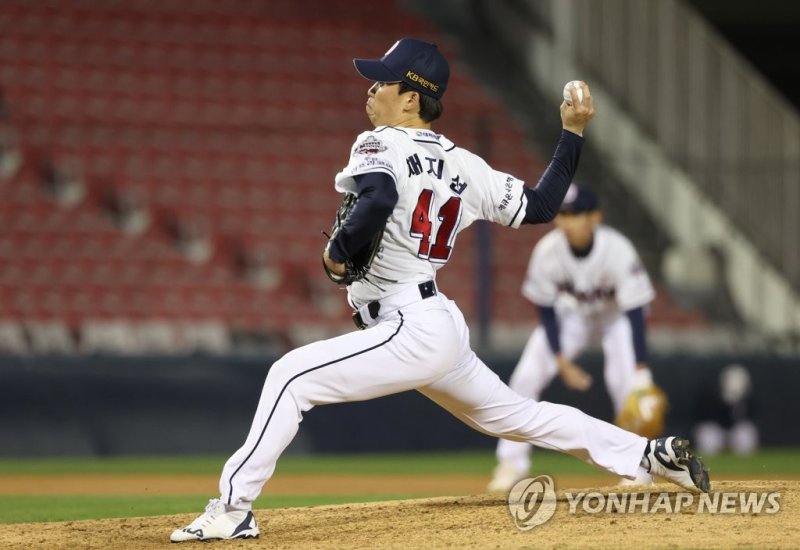 역투하는 채지선 역투하는 채지선 (서울=연합뉴스) 홍해인 기자 = 15일 서울 잠실야구장에서 열린 2020 프로야구 한화 이글스와 두산 베어스의 경기. 9회초 두산 투수 채지선이 역투하고 있다. 2020.10.15 hihong@yna.co.kr (끝)