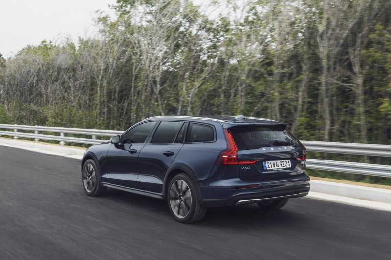 [서울=뉴시스] V60 크로스컨트리.(사진=볼보코리아) 2023.7.18 photo@newsis.com *재판매 및 DB 금지