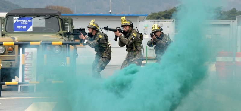 지난 2023년 3월28일 전북 남원시 남원예비군훈련장에서 마일즈 장비를 착용한 예비군들이 시가지 전투 훈련을 하고 있다. 사진=뉴시스