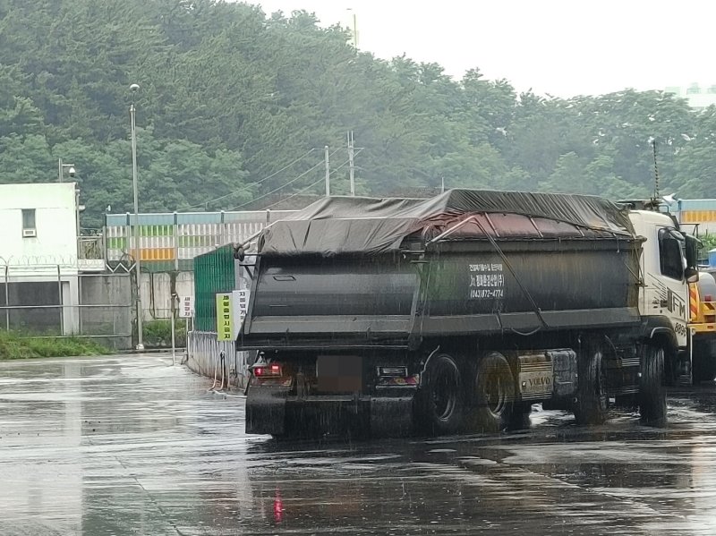 삼척화력발전소에 사용될 석탄 육상운송이 시작된 18일 석탄을 실은 25톤 차량이 강원 동해시 동해항 석탄 하역부두를 빠져나가고 있다. 2023.7.18/뉴스1