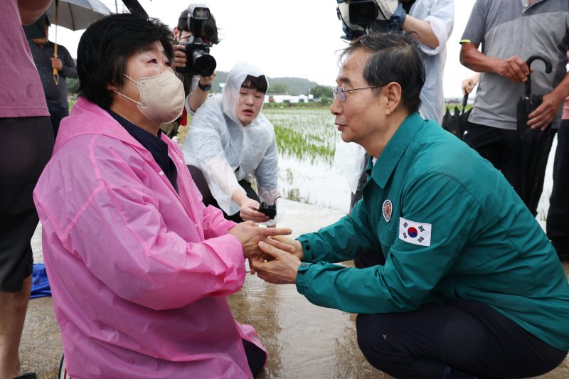 한덕수 국무총리가 18일 침수 피해를 입은 전북 익산 용안면을 찾아 주민을 위로하고 있다. 연합뉴스