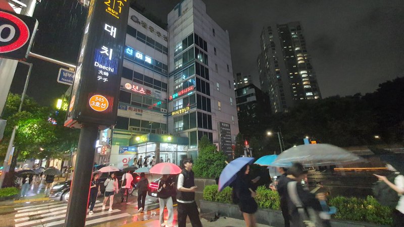지난 13일 오후 10시께 호우경보가 발령된 가운데 서울 강남구 대치동 학원가에서 학생들이 학원 수업을 마치고 귀가하고 있다. 사진=노유정 기자