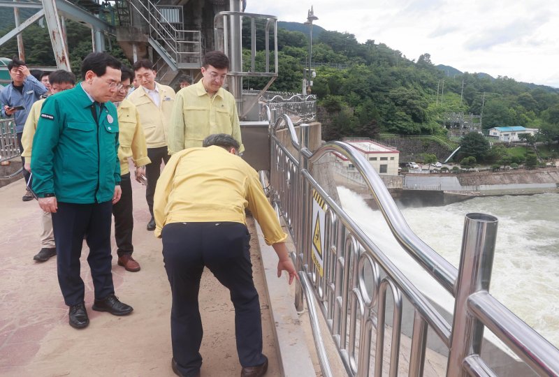 [서울=뉴시스] 이창양 산업통상자원부 장관이 17일 오후 충북 괴산군 괴산댐을 찾아 둘러보고 있다. (사진=산업통상자원부 제공) 2023.07.17. photo@newsis.com *재판매 및 DB 금지