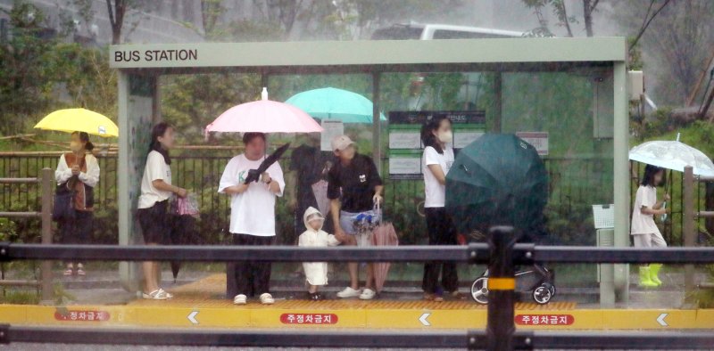17일 전북 완주군 삼봉로에서 한 버스정류장에서 시민들이 비를 피하고 있다. 2023.7.17/뉴스1 ⓒ News1 유경석 기자