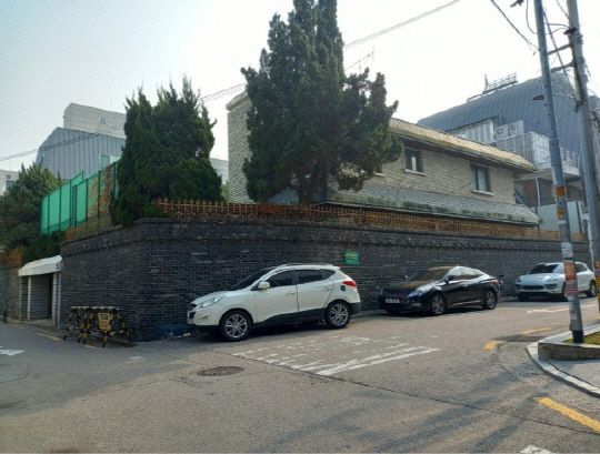 200억원에 육박하는 감정가로 주목받은 서울 마포구 서교동 단독주택