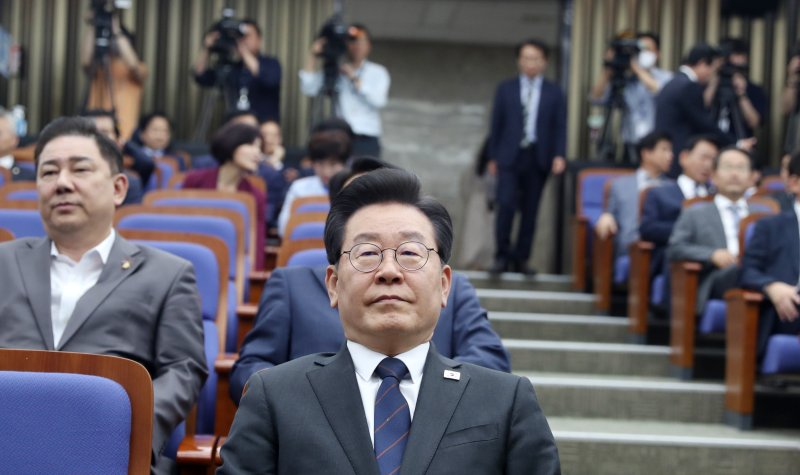이재명 더불어민주당 대표가 25일 오후 서울 여의도 국회에서 열린 의원총회에 참석해 있다. 사진=뉴시스