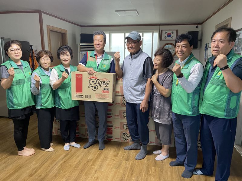 대구새마을회와 회장단이 지난 18일 오후 경북 봉화군 춘양면 학산리 현장을 직접 찾아 이재민들에게 가장 필요하다고 얘기한 컵라면(30박스 560개)을 직접 구매해 전달했다.