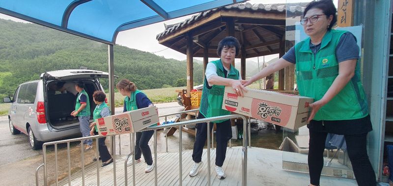 대구새마을회 관계자들이 컵라면을 옮기고 있다.