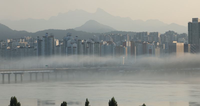 19일 서울 여의도에서 바라본 마포대교가 물안개로 뒤덮여 있다.