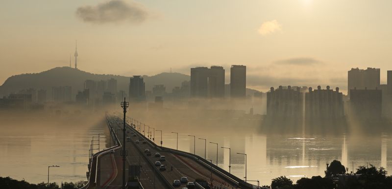 장맛비가 주춤한 19일 서울 여의도에서 바라본 한강이 물안개로 뒤덮여 있다. 기상청은 비는 금요일까지 잦아들었다가 제주도를 시작으로 토요일엔 다시 전국에서 비가 내리겠다고 예보했다. 사진=김범석 기자