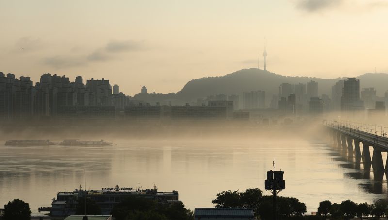 장맛비가 주춤한 19일 서울 여의도에서 바라본 한강이 물안개로 뒤덮여 있다.