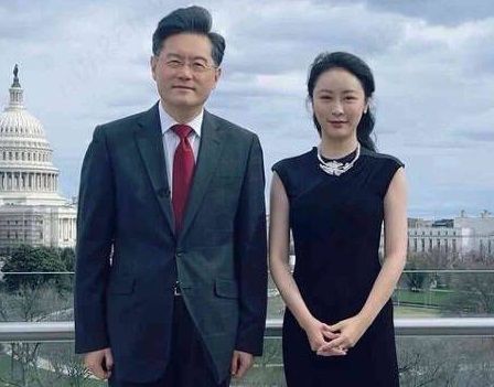 친강 중국 외교부장(왼쪽), 홍콩 유명 앵커 푸샤오톈 /사진=조선일보