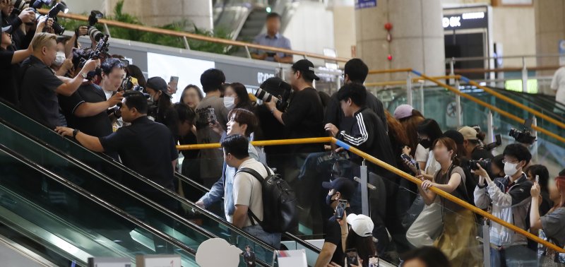 2PM 준호(본명 이준호)가 해외 일정을 위해 19일 오전 김포국제공항을 통해 일본으로 출국하고 있다. ⓒ News1 권현진 기자