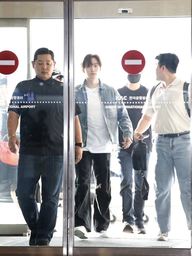 2PM 준호(본명 이준호)가 해외 일정을 위해 19일 오전 김포국제공항을 통해 일본으로 출국하고 있다. ⓒ News1 권현진 기자