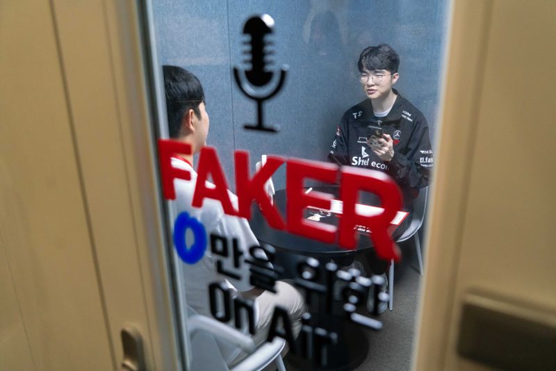 ‘페이커’ 이상혁 선수가 0 청년과 대화하며 응원 메시지를 녹음하고 있다. SKT 제공