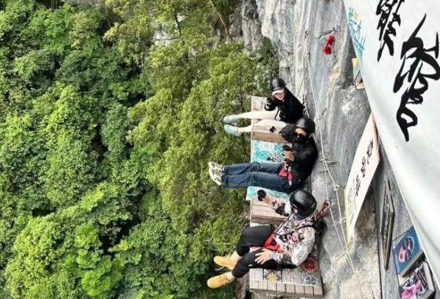 중국 구이저우성 남부에 위치한 리보현의 산꼭대기에 마련된 '절벽카페'. 사진=웨이보 캡처