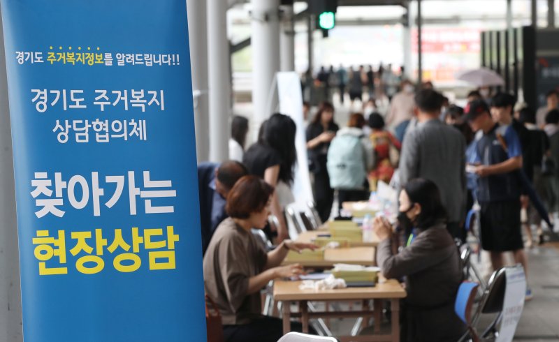 21일 오후 경기 수원시 팔달구 수원역 뒤편 환승센터 연결통로에서 열린 '경기도 주거복지 협의체, 찾아가는 현장상담'에서 시민들이 주거지원 및 전세 사기 피해 예방 관련 상담을 받고 있다. 2023.6.21/뉴스1 ⓒ News1 김영운 기자