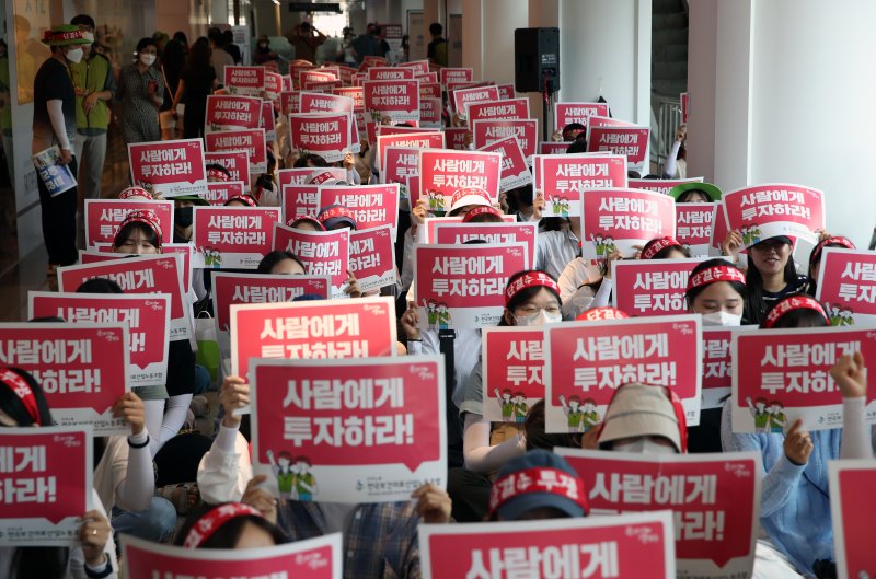 19일 서울 고려대의료원 안암병원에서 열린 보건의료노조 고대의료원지부 총파업대회에서 보건의료노조 고려대의료원지부 조합원들이 구호를 외치고 있다. 뉴시스 제공