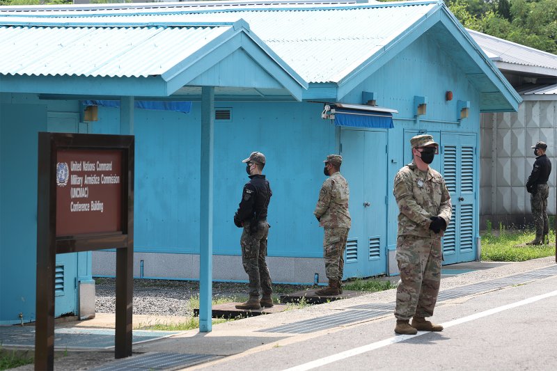 판문점 공동경비구역(JSA) 견학이 재개된 가운데 19일 경기도 파주시 판문점에서 주한미군과 한국군이 근무를 서고 있다. 사진=공동취재단