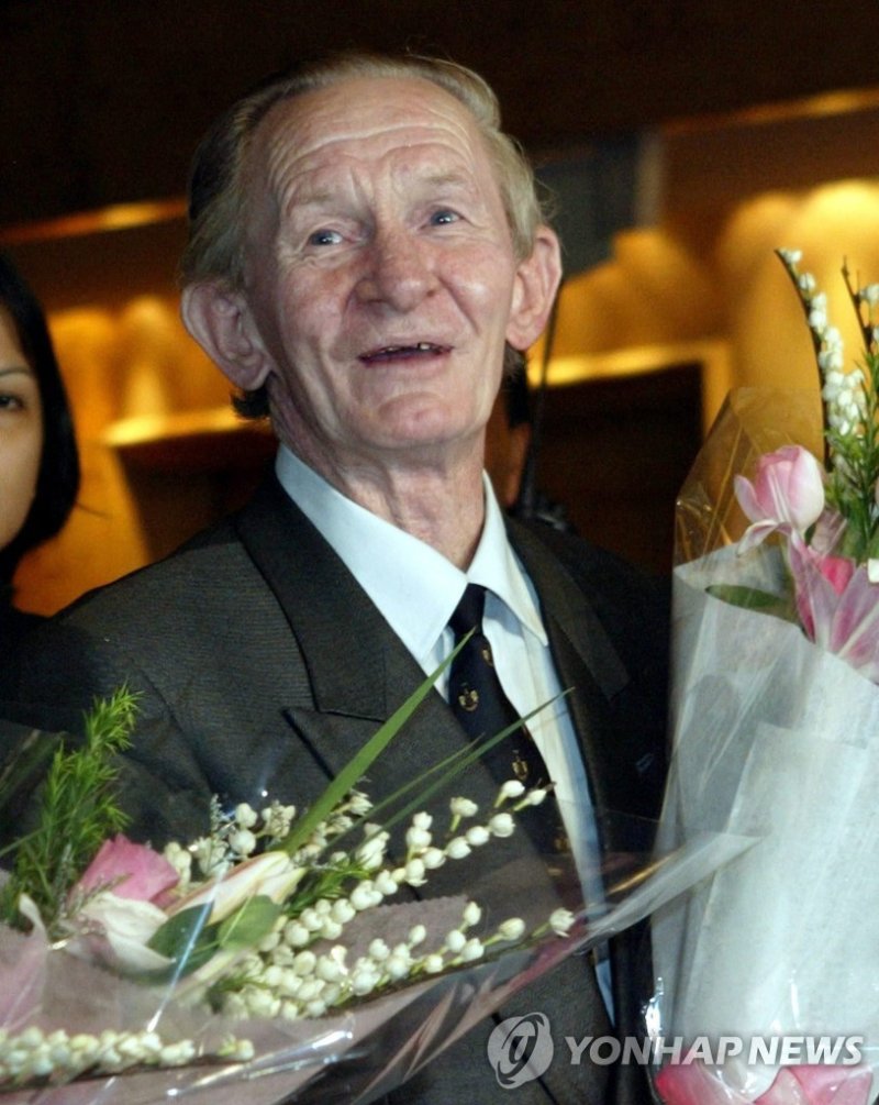 월북 주한미군 젱킨스 epa06383935 (FILE) - US army deserter Charles Robert Jenkins holds a bouquet of flowers as his wife, former Japanese abductee Hitomi Soga is reunited with him and their two daughters, Belinda and Mika, at Sukarno-Hatta International Airport in Jakarta, Indonesia, Friday, 09 July 2004 (re