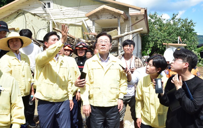 (예천=뉴스1) 황기선 기자 = 이재명 더불어민주당 대표가 19일 오후 집중호우로 산사태 피해를 본 경북 예천군 효자면 백석리를 방문, 피해 현장을 둘러보고 있다. (공동취재) 2023.7.19/뉴스1 /사진=뉴스1화상